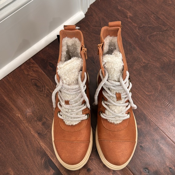 NEW Girls Platform Winter Boots Sherpa Accents, Super Warm, girls size 5 - Picture 8 of 10